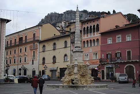 Tagliacozzo - Tagliacozzo Piazza Oblisco - al centro, la fontana dellObelisco del 1824 che sostitu lantico pilozzo di pietra, dove venivano fatti sedere alla pubblica gogna i debitori insolventi